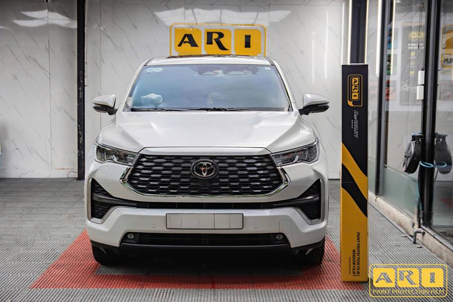Dán PPF xe Innova Cross màu trắng