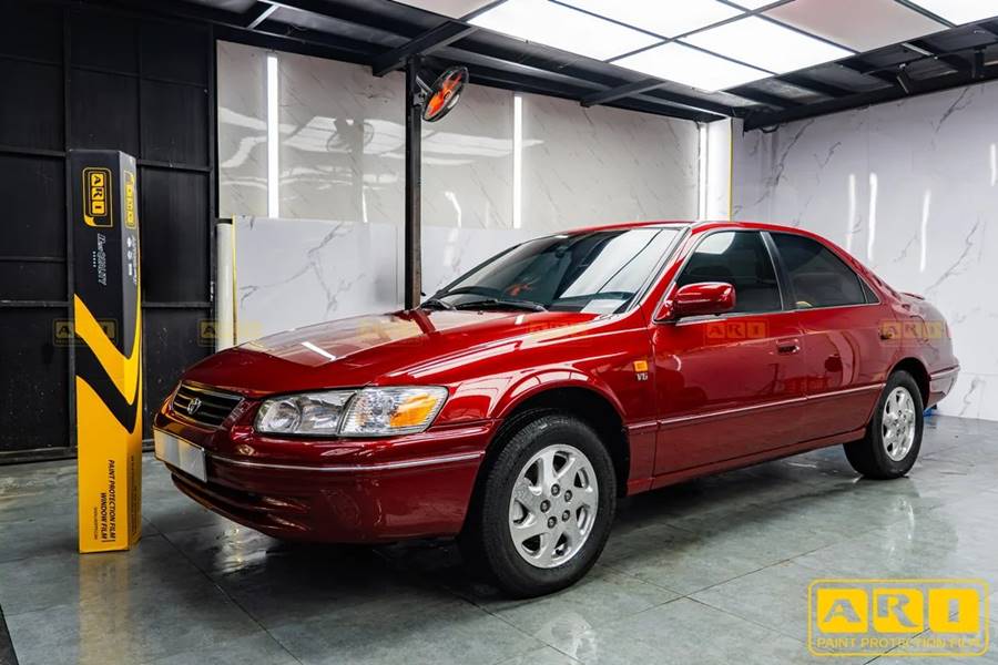 Dán PPF xe Toyota Camry màu đỏ