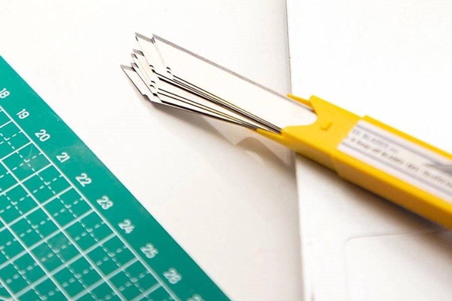 Lưỡi dao rọc giấy Deli 2015