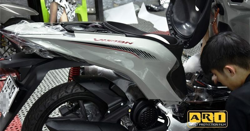 [So sánh] Dán phim PPF cho xe máy với decal trong dán keo xe chống trầy
